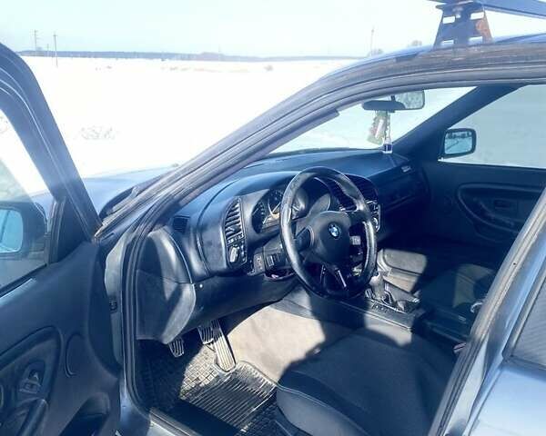 Серый БМВ 3 Серия, объемом двигателя 2.5 л и пробегом 404 тыс. км за 2500 $, фото 1 на Automoto.ua