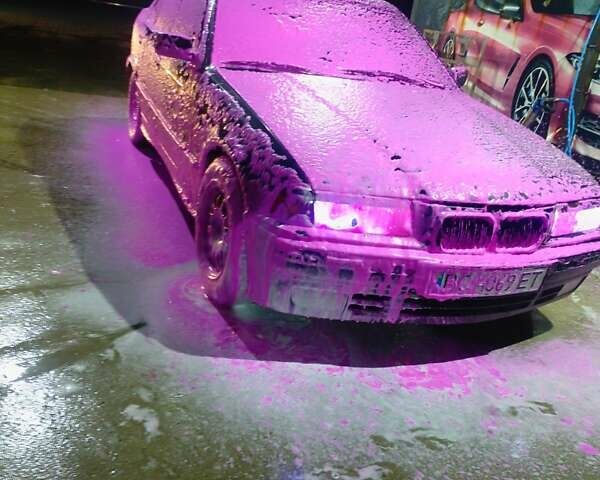 Серый БМВ 3 Серия, объемом двигателя 1.8 л и пробегом 313 тыс. км за 1950 $, фото 1 на Automoto.ua