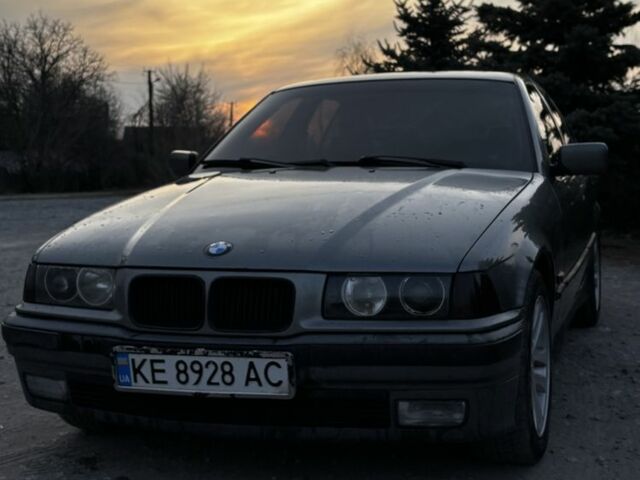 Серый БМВ 3 Серия, объемом двигателя 2 л и пробегом 380 тыс. км за 2800 $, фото 1 на Automoto.ua