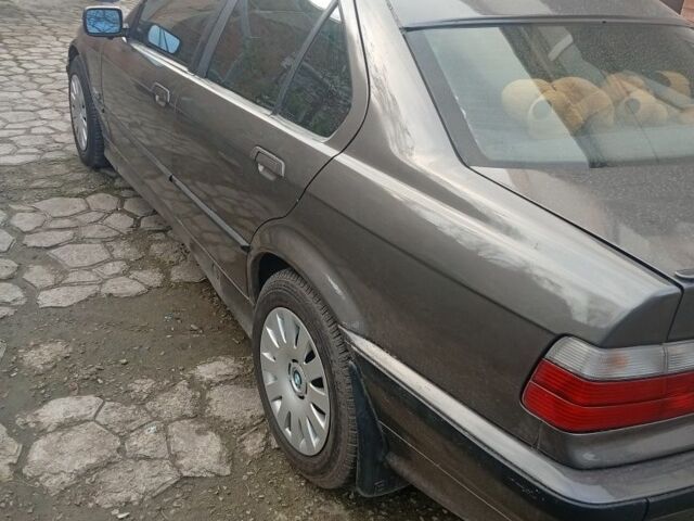 Серый БМВ 3 Серия, объемом двигателя 1.8 л и пробегом 300 тыс. км за 3000 $, фото 1 на Automoto.ua