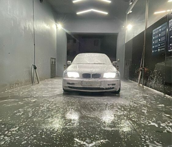 Серый БМВ 3 Серия, объемом двигателя 3 л и пробегом 380 тыс. км за 2600 $, фото 1 на Automoto.ua