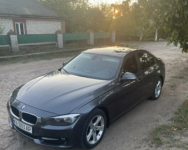 БМВ 3 Серия 2013 в Первомайск на Automoto.ua Серый БМВ 3 Серия, объемом двигателя 2 л и пробегом 131 тыс. км за 13400 $, фото 1 на Automoto.ua