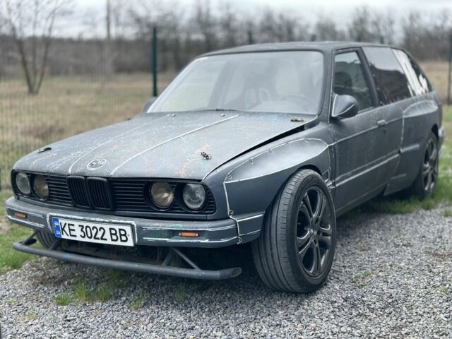 Серый БМВ 3 Серия, объемом двигателя 2.4 л и пробегом 300 тыс. км за 4999 $, фото 1 на Automoto.ua