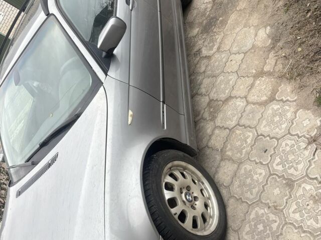 Серый БМВ 3 Серия, объемом двигателя 2 л и пробегом 390 тыс. км за 3600 $, фото 1 на Automoto.ua