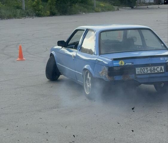 Синий БМВ 3 Серия, объемом двигателя 2 л и пробегом 777 тыс. км за 2600 $, фото 1 на Automoto.ua