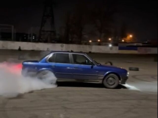 Синій БМВ 3 Серія, об'ємом двигуна 1.8 л та пробігом 300 тис. км за 1500 $, фото 1 на Automoto.ua