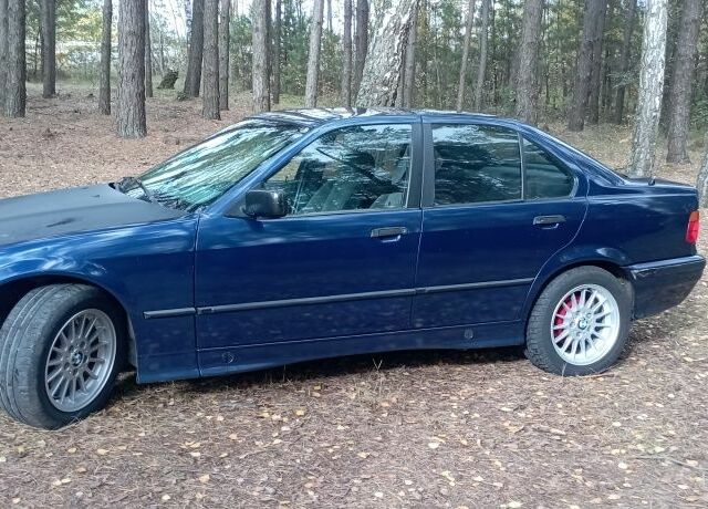 Синий БМВ 3 Серия, объемом двигателя 1.8 л и пробегом 505 тыс. км за 2700 $, фото 1 на Automoto.ua