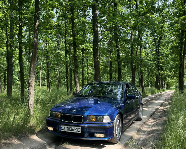 Синий БМВ 3 Серия, объемом двигателя 1.8 л и пробегом 300 тыс. км за 3500 $, фото 1 на Automoto.ua