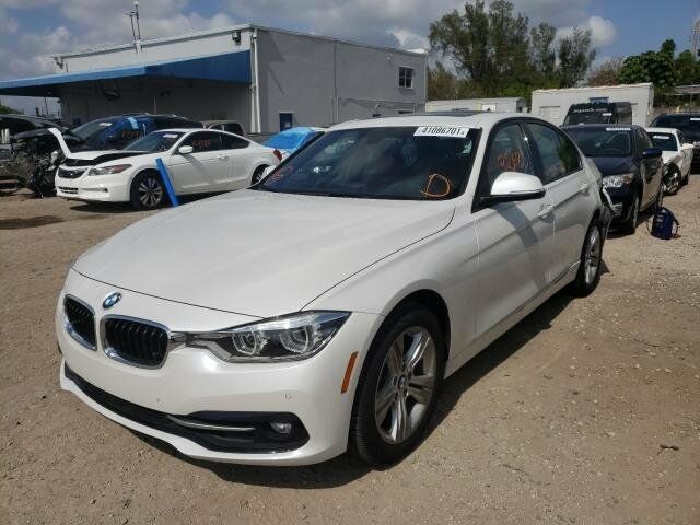 Белый БМВ 328, объемом двигателя 2 л и пробегом 52 тыс. км за 13900 $, фото 1 на Automoto.ua