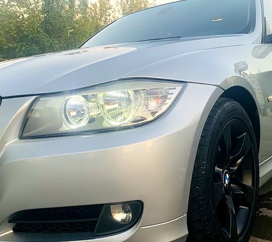 Серый БМВ 328, объемом двигателя 3 л и пробегом 30000 тыс. км за 8899 $, фото 1 на Automoto.ua