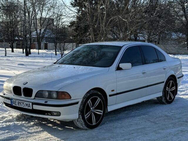 Белый БМВ 5 Серия, объемом двигателя 2.5 л и пробегом 300 тыс. км за 2500 $, фото 1 на Automoto.ua