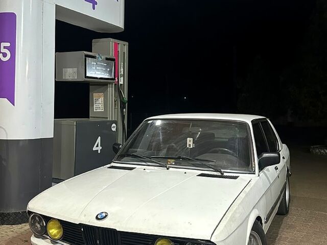 Білий БМВ 5 Серія, об'ємом двигуна 2.5 л та пробігом 250 тис. км за 1000 $, фото 1 на Automoto.ua