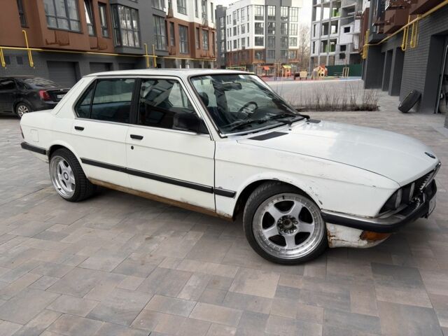 Білий БМВ 5 Серія, об'ємом двигуна 2.4 л та пробігом 285 тис. км за 2200 $, фото 1 на Automoto.ua