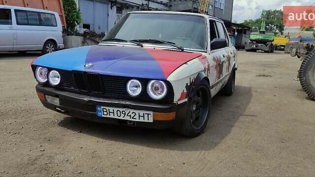 Белый БМВ 5 Серия, объемом двигателя 2.8 л и пробегом 180 тыс. км за 1400 $, фото 1 на Automoto.ua