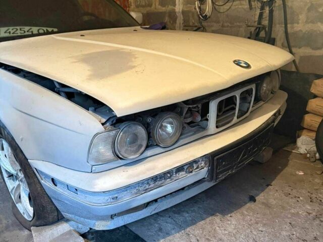 Белый БМВ 5 Серия, объемом двигателя 2 л и пробегом 300 тыс. км за 947 $, фото 1 на Automoto.ua