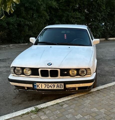 Белый БМВ 5 Серия, объемом двигателя 2.5 л и пробегом 370 тыс. км за 2500 $, фото 1 на Automoto.ua