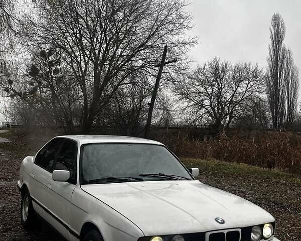 Белый БМВ 5 Серия, объемом двигателя 3.5 л и пробегом 440 тыс. км за 1800 $, фото 1 на Automoto.ua