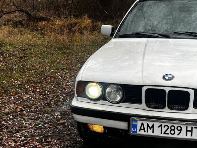 Белый БМВ 5 Серия, объемом двигателя 3.5 л и пробегом 440 тыс. км за 1800 $, фото 1 на Automoto.ua