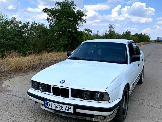 Белый БМВ 5 Серия, объемом двигателя 2.5 л и пробегом 400 тыс. км за 1500 $, фото 1 на Automoto.ua