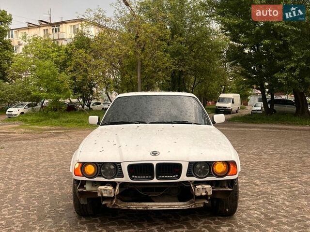 Белый БМВ 5 Серия, объемом двигателя 2 л и пробегом 380 тыс. км за 1900 $, фото 1 на Automoto.ua