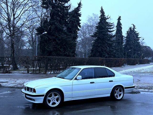 Белый БМВ 5 Серия, объемом двигателя 2.5 л и пробегом 364 тыс. км за 5000 $, фото 1 на Automoto.ua