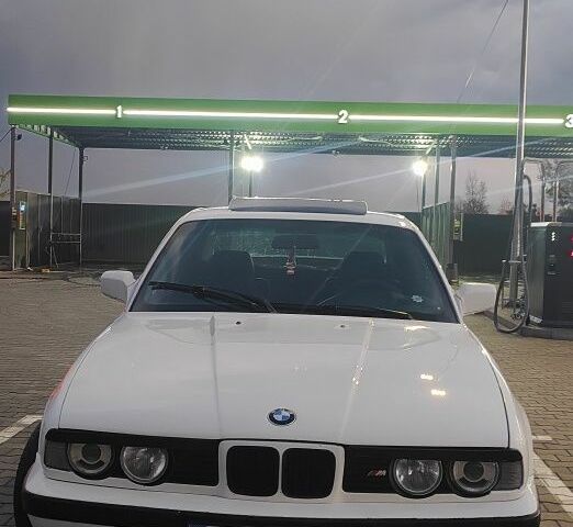 Белый БМВ 5 Серия, объемом двигателя 0 л и пробегом 481 тыс. км за 2100 $, фото 1 на Automoto.ua