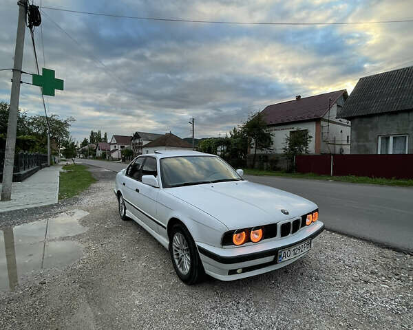 Белый БМВ 5 Серия, объемом двигателя 2 л и пробегом 320 тыс. км за 1999 $, фото 1 на Automoto.ua