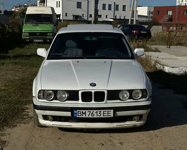 Белый БМВ 5 Серия, объемом двигателя 2 л и пробегом 300 тыс. км за 1900 $, фото 1 на Automoto.ua