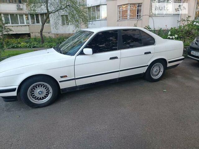 Белый БМВ 5 Серия, объемом двигателя 2 л и пробегом 417 тыс. км за 2800 $, фото 1 на Automoto.ua