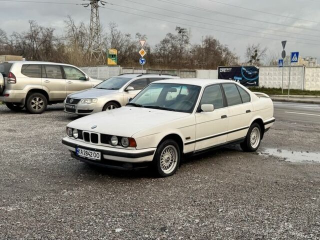 Белый БМВ 5 Серия, объемом двигателя 1.6 л и пробегом 258 тыс. км за 2350 $, фото 1 на Automoto.ua