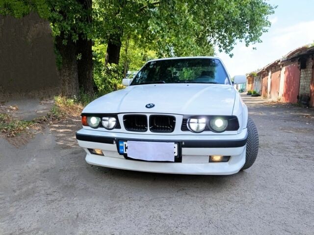 Белый БМВ 5 Серия, объемом двигателя 2 л и пробегом 130 тыс. км за 2600 $, фото 1 на Automoto.ua