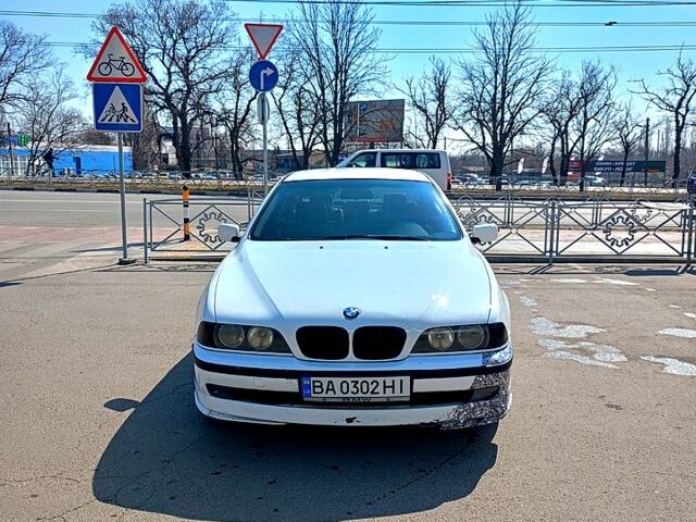 Белый БМВ 5 Серия, объемом двигателя 2 л и пробегом 278 тыс. км за 4000 $, фото 1 на Automoto.ua