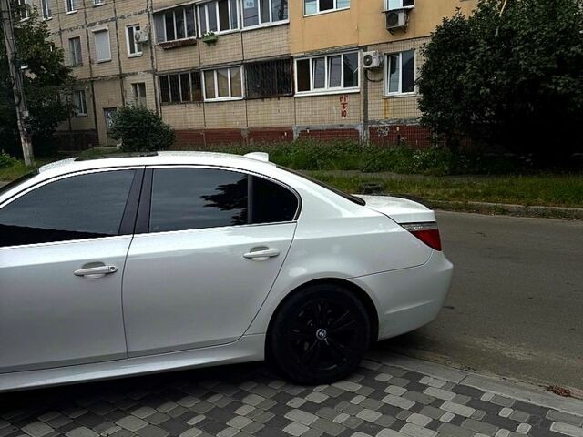 Белый БМВ 5 Серия, объемом двигателя 3 л и пробегом 271 тыс. км за 8500 $, фото 1 на Automoto.ua
