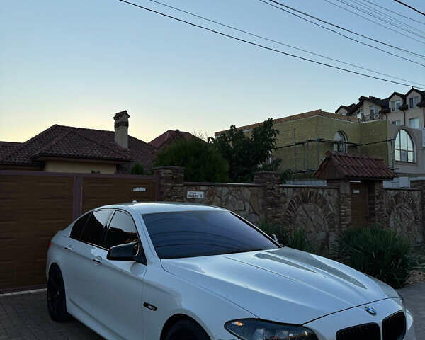 Белый БМВ 5 Серия, объемом двигателя 2.98 л и пробегом 217 тыс. км за 17999 $, фото 1 на Automoto.ua