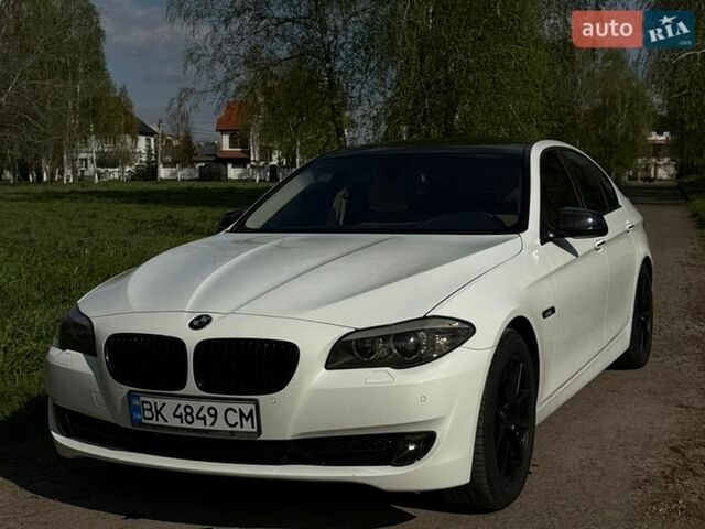 Белый БМВ 5 Серия, объемом двигателя 3 л и пробегом 266 тыс. км за 14000 $, фото 1 на Automoto.ua
