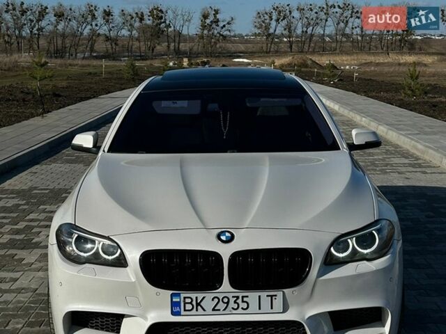 Белый БМВ 5 Серия, объемом двигателя 2.99 л и пробегом 215 тыс. км за 18800 $, фото 1 на Automoto.ua