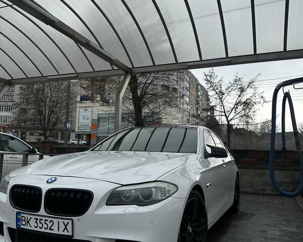 Белый БМВ 5 Серия, объемом двигателя 3 л и пробегом 206 тыс. км за 15200 $, фото 1 на Automoto.ua