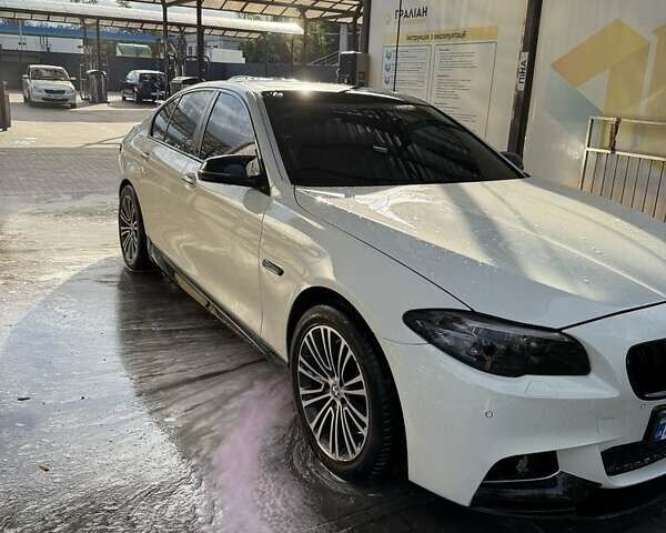 Белый БМВ 5 Серия, объемом двигателя 3 л и пробегом 145 тыс. км за 14000 $, фото 1 на Automoto.ua