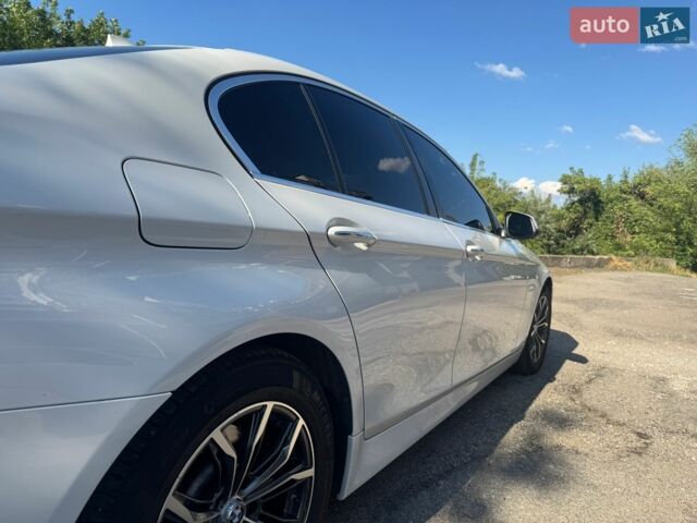 Білий БМВ 5 Серія, об'ємом двигуна 2 л та пробігом 233 тис. км за 17900 $, фото 1 на Automoto.ua