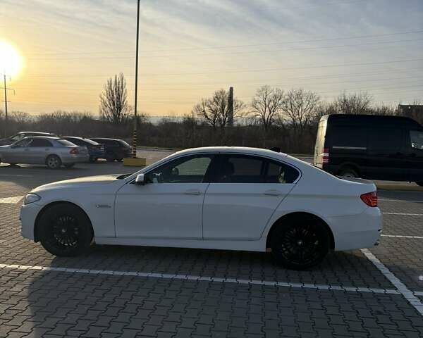 Белый БМВ 5 Серия, объемом двигателя 3 л и пробегом 122 тыс. км за 15300 $, фото 1 на Automoto.ua