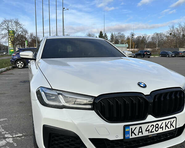 Белый БМВ 5 Серия, объемом двигателя 3 л и пробегом 131 тыс. км за 33000 $, фото 1 на Automoto.ua