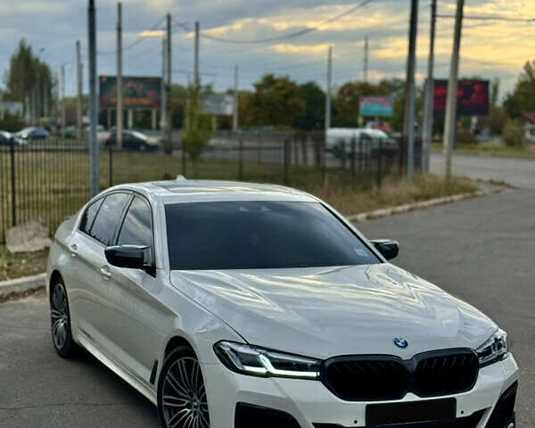 Белый БМВ 5 Серия, объемом двигателя 3 л и пробегом 105 тыс. км за 35999 $, фото 1 на Automoto.ua