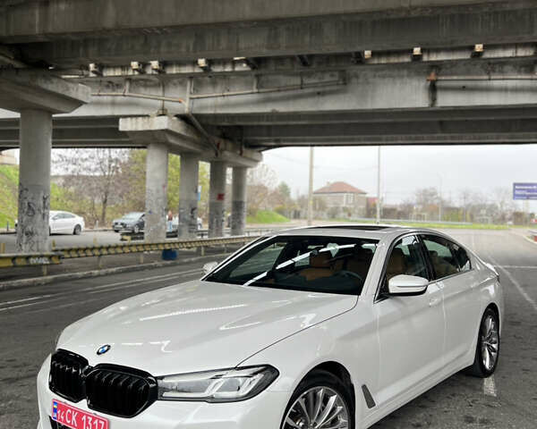 Белый БМВ 5 Серия, объемом двигателя 3 л и пробегом 17 тыс. км за 53500 $, фото 1 на Automoto.ua