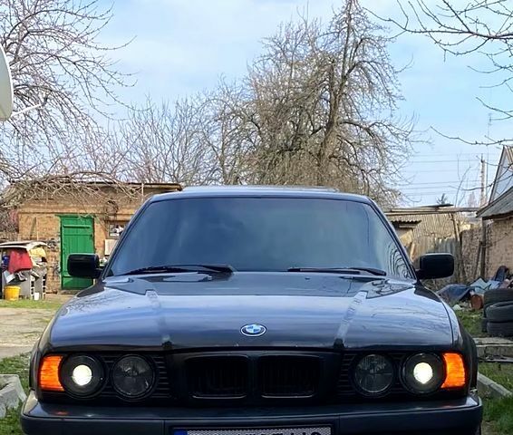 Черный БМВ 5 Серия, объемом двигателя 2 л и пробегом 500 тыс. км за 2650 $, фото 1 на Automoto.ua