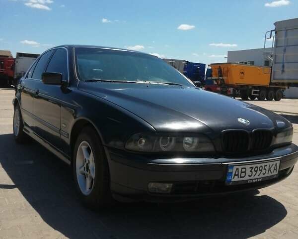 Черный БМВ 5 Серия, объемом двигателя 3.5 л и пробегом 262 тыс. км за 4000 $, фото 1 на Automoto.ua