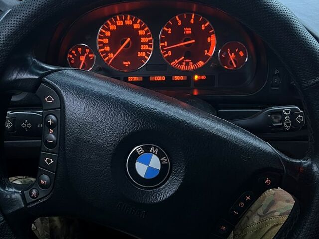 Черный БМВ 5 Серия, объемом двигателя 3.5 л и пробегом 260 тыс. км за 5000 $, фото 1 на Automoto.ua