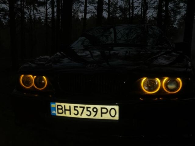 Черный БМВ 5 Серия, объемом двигателя 3.5 л и пробегом 300 тыс. км за 5000 $, фото 1 на Automoto.ua