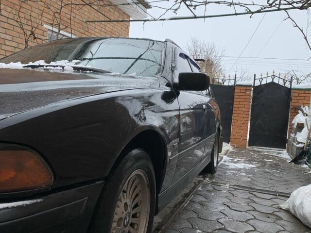 Черный БМВ 5 Серия, объемом двигателя 2 л и пробегом 370 тыс. км за 3000 $, фото 1 на Automoto.ua