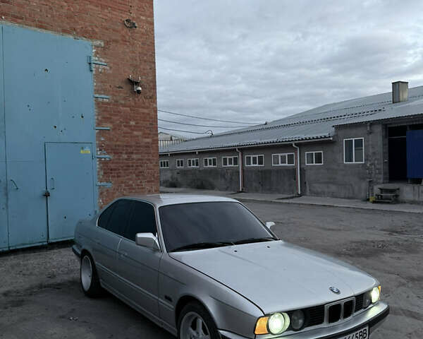 Серый БМВ 5 Серия, объемом двигателя 2 л и пробегом 360 тыс. км за 4300 $, фото 1 на Automoto.ua