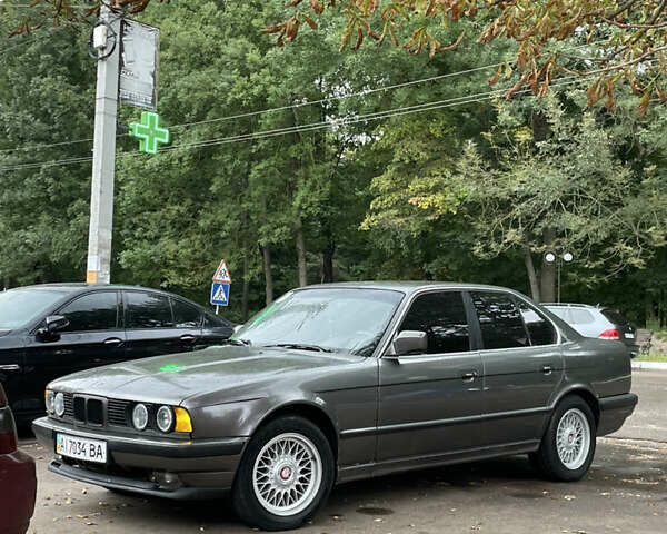 Серый БМВ 5 Серия, объемом двигателя 3.5 л и пробегом 200 тыс. км за 3000 $, фото 1 на Automoto.ua